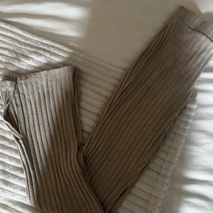 Utsvängda ribbade byxor💗 - Säljer nu dessa utsvängda ribbade byxorna från ginatricot, kontakta gällande frågor💗💗