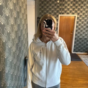 Zip hoodie Sail Racing - 💗Storlek S men passar M 💗2 små fläckar på ena ärmmudden, se bild 2. Tror dock att de borde gå bort med vanish el. liknande 💗Sparsamt använd så mycket fint skick 💗Silvriga dragkedjor