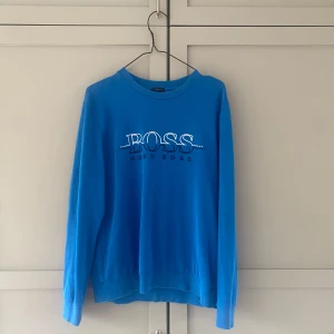 Hugo boss tröja - En Hugo boss tjocktröja i vinröd size L slim! Du kan ha den a som båda L och du vill den sitta åt lite men fortfarande passa elr M om du vill ha lite lösare