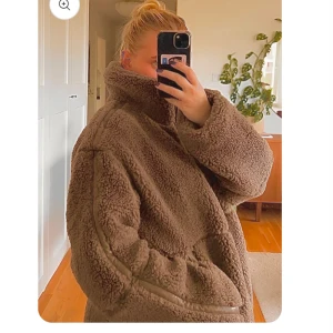 Teddyjacka - Säljer denna teddyjacka som är oanvänd. 