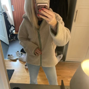 Teddy jacka - Super fin Teddy jacka. Använd sparsamt. Köptes för 650. Skriv för frågor💕💕