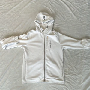 Sail racing kofta  - Säljer min vita sail racing kofta eftersom den inte passar mig. Strl 176 använd några gånger. Köpt för 950kr.