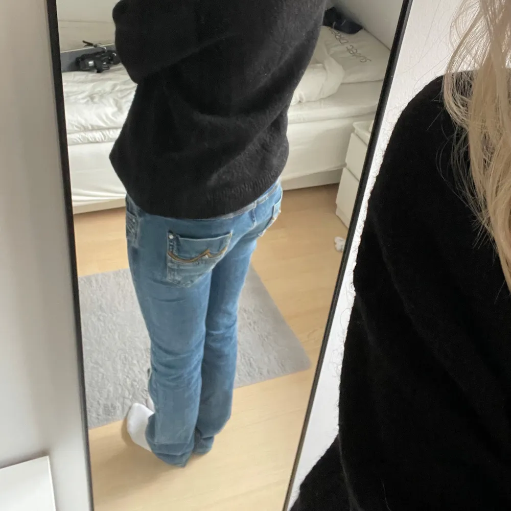 Lågmidjade Bootcut jeans från LTB ⭐️ Superfint skick och knappt använda! Storleken är 30/36 men är liten i storleken och passar mig som är runt 170 💕💕 Pris kan diskuteras vid snabbt köp!!! (Nypris 899kr). Jeans & Byxor.