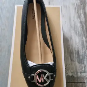 Snygga svarta ballerina skor från Michael Kors. Skorna är i gott skick och har aldrig använts.