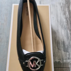 Ballerinaskor från Michael Kors, str 39 - Snygga svarta ballerina skor från Michael Kors. Skorna är i gott skick och har aldrig använts.
