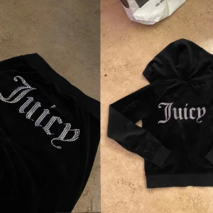 Svart velour hoodie och byxor från Juicy Couture - Säljer mitt juicy coture set i svart storlek XS, pågrund av att jag köpt fel storlek! De är endast testade inte använda! Super fint skick! Så gott som nya! 