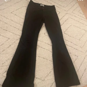 Svarta bootcut lowwaist jeans  - Jättesnygga, storlek 152 men ganska långa i längden 