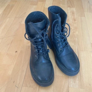Svarta boots even&odd - Inget slitage mer än minimalt nopprig på insidans foder samt lite mindre repor/smuts som säkert kan putsas bort
