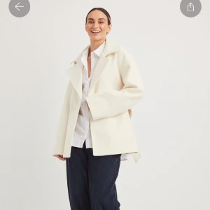 Vit kappa - En vit kappa som är i väldigt bra skick. Den är använd endast ett fåtal gånger. Kommer inte till användning då jag har andra jackor. Pris kan diskuteras🙌🏽🙌🏽🙌🏽🙌🏽( ursprungliga priset är 899 kr)