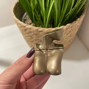 Billie Eilish ”Eilish” mini - Säljer en mini flaska Billie eilish parfym. Aldrig använt.