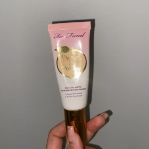 Primer too faced - Säljer denna primern från too faced som inte kommer till användning. 80% kvar i tuben. 