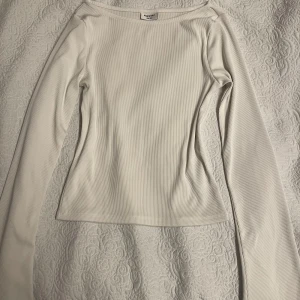 Långärmad vit tröja från Kappahl  - Tröjan är i bra skick då den inte har använts någon gång och den är i storlek 158/164 