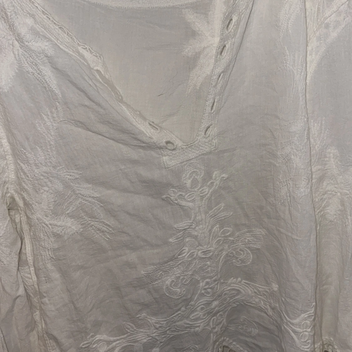 Vit blus med spetsdetaljer - 90