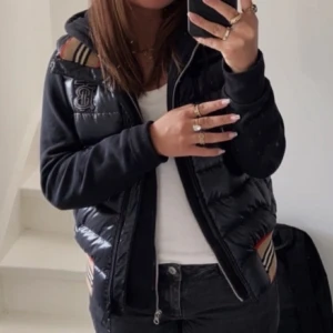 Burberry Vinterjacka - Säljer nu min älskade burberry jacka. Jackan är köpt på nk för ca 3 år sedan. Den är endast använd ett fåtal gånger och funkar som både jacka men oxå som en väst. Super snygg och smidig jacka nu till vinter❤️ Nypris 9955:-