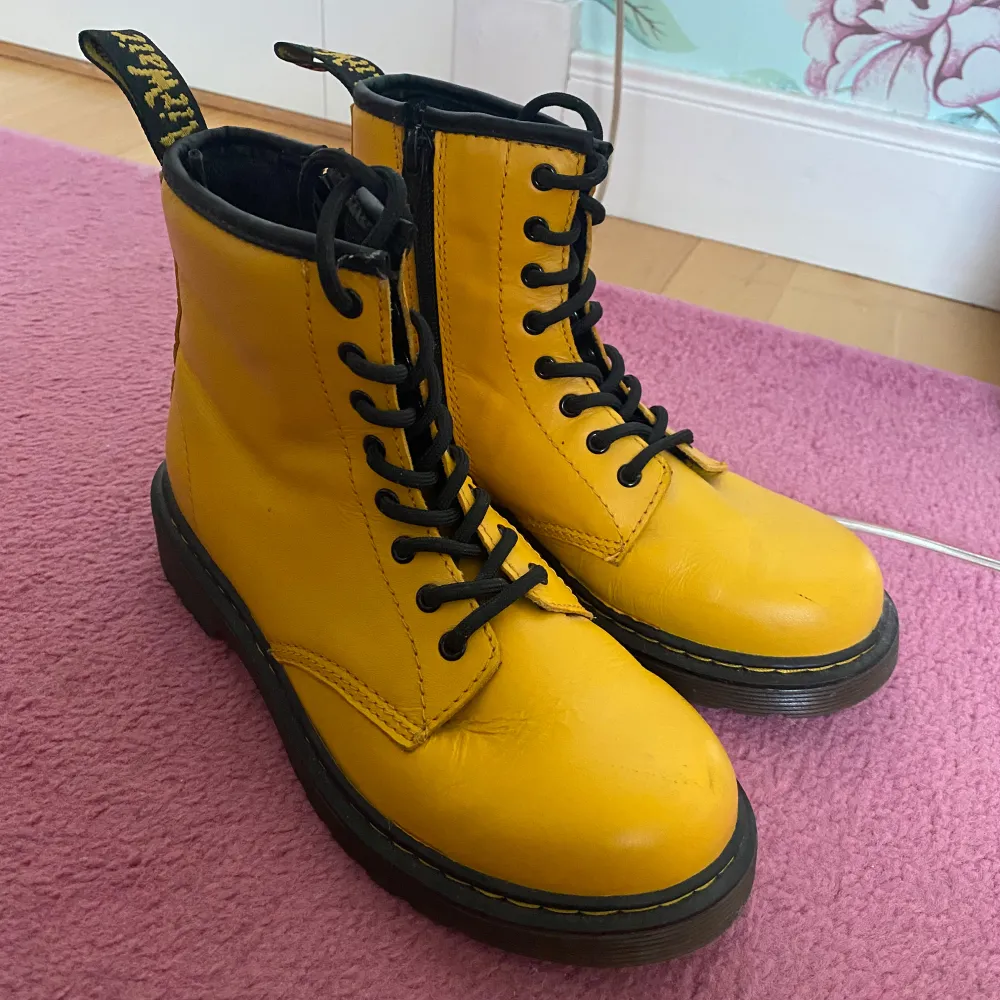 gula dr.martens skor. använda men inga synliga defekter. sköna och med läder look. nypris: 1400kr, pris går att diskutera💕. Skor.