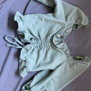 Sommar blus - Suuuper fin sommarblus i färgen ljusgrön/lime💚 Den har volanger vilket ger eleeegans🙀✨