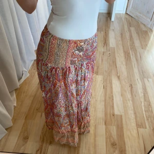 Långkjol - Inga defekter💓 One size, stretchig men skulle säga att den endast passar längdmässigt om du är mellan 145-160cm Nypris: 499