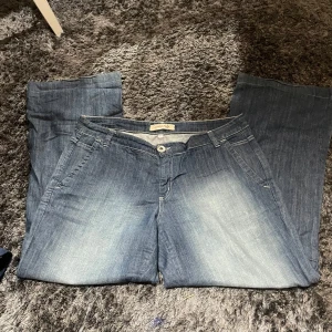 Blå jeans från Simple Wish - Säljer ett par blå jeans från Simple Wish i bra skick. De har en klassisk straight fit och är perfekta för vardagsbruk. Jeansen har en snygg tvättad look och är tillverkade i slitstarkt denim. Perfekta för både höst och vår!
