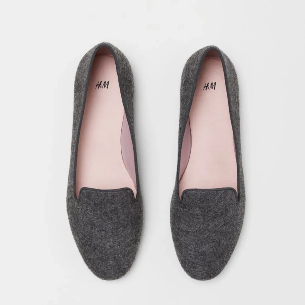 Snygga och stilrena grå loafers från H&M.Ett par loafers med ripsband runt kanten. Foder och innersula i satin. Yttersula i gummi. Mörk gråmelerad. Perfekt för vardagligt bruk.. Skor.