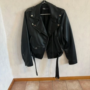 Skinnjacka från Zara - Stl:L men passar mig som har stl S och funkar att ha en hoodie under. Fint skick, använd några gånger. Säljer för att den inte kommer till användning! 