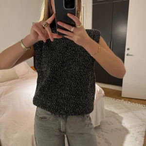 Stickad väst Zara - Säljer min stickade väst från Zara i storlek S☺️