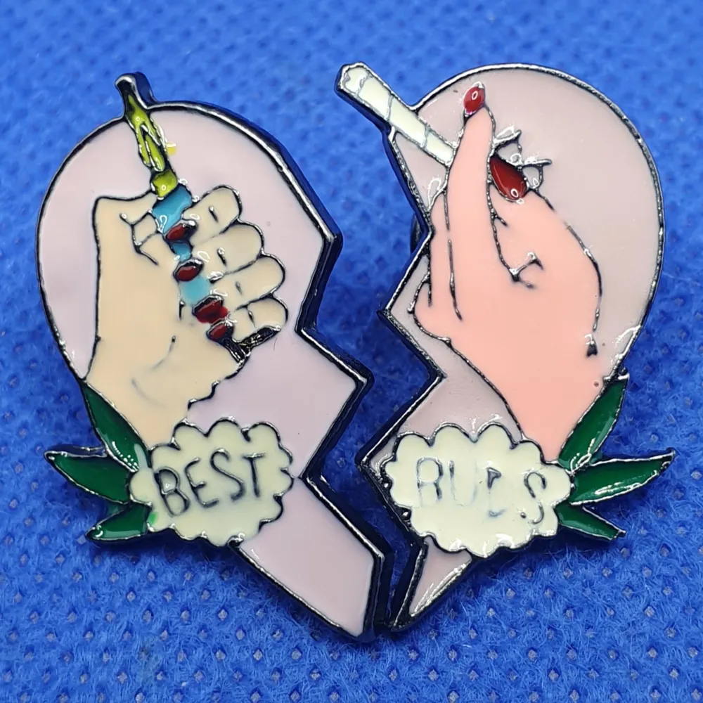 💘Pins att dela med någon du tycker om💘 oanvända. Titta igenom alla mina upplagda och köp fler saker i bundle för att spara på frakten och få allt du köpt i ett och samma paket✨️. Accessoarer.