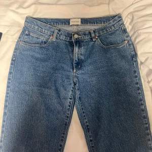 Blå jeans från Abrand - Säljer ett par snygga blå jeans från Abrand i modellen Low Straight. De har en klassisk femficksdesign och är i en skön denimkvalitet. Perfekta för vardagsbruk och kan enkelt matchas med olika outfits. Passar både till sneakers och boots!