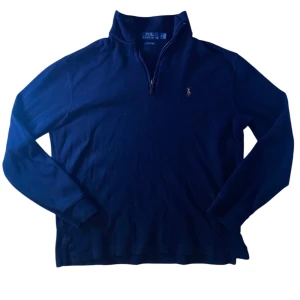 Mörkblå Ralph lauren half zip - ✅jävligt snygg Ralph lauren half zip tröja i skönt bomulls material  🚚📦 skickar oftast samma dag eller dagen efter köp om jag ej är iväg   👌nästan helt perfekt skick förutom att den är lite nopprig men det går enkelt att ta bort   👔storlek s herr 