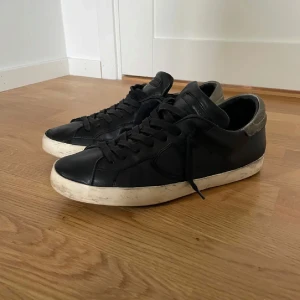 Philippe model 43/44 - 🚨STEAL🚨Säljer nu dessa riktigt feta Philippe model i storlek 43 men passar även 44, skick 7-10 skicka meddelande för mer info.