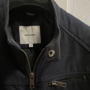 Jack & Jones jacka  - Säljer nu denna fina och stiliga jacka som håller dig varm i det kalla vädret! Skick 10/10 har inte blivit använd. Det är bara att skriva vid funderingar eller liknande!