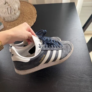 Adidas gazelle blåa  - Använda en del men fint skick💓💓