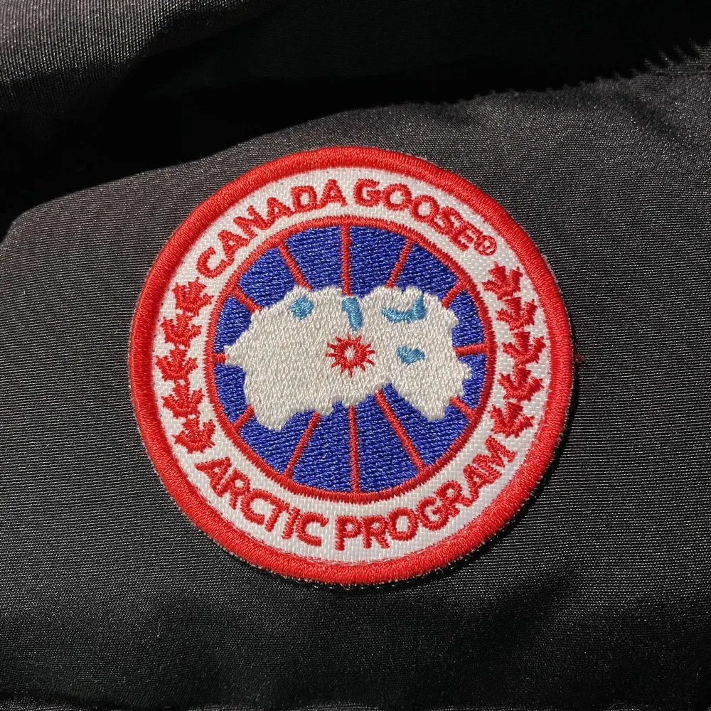 Säljer min canada goose väst för 1500 pris kan diskuteras via snabb affär storlek L. Jackor.