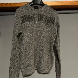 Stickad tröja - Väldigt fet stickad tröja, perfekt nu till vintern. Passar storlek M. Den är väldigt sällsynt!