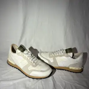 Väldigt snygga valentino rockrunner i en vit/beige färg som är svår att få tag på!. Storlek 41 men passar upp till 42. Hör av er vid frågor!