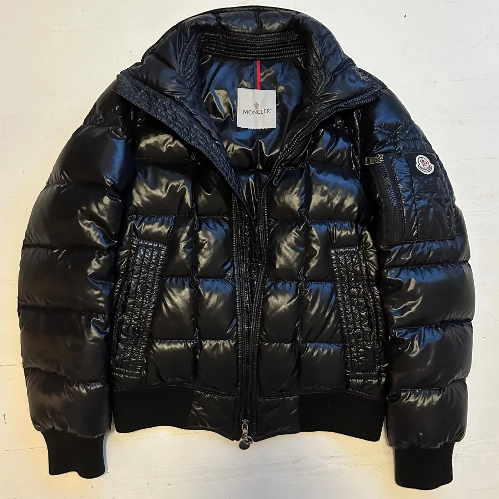 skitball moncler auburn puff jacka, som moncler maya fast fetare;) självklart äkta, kom privat för fler bilder. storlek S, sitter som M beroende på hur man vill ha passformen. jag är själv 183 och den är möjligtvis lite för kort, men inte i armarna. . Jackor.