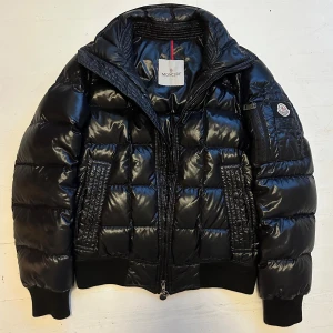 Svart pufferjacka från Moncler - skitball moncler auburn puff jacka, som moncler maya fast fetare;) självklart äkta och authenticated på grailed, kom privat för fler bilder. storlek S, sitter som M beroende på hur man vill ha passformen. jag är själv 183 och den är möjligtvis lite för kort, men inte i armarna. 