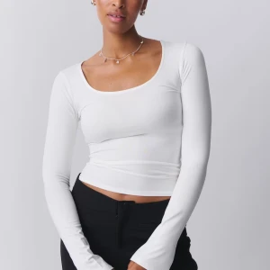 Gina tröja vit - Gina tröja vit. Sparsamt använd. Funkar superbra till alla plagg💗