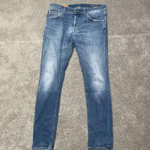 Dondup jeans storlek 34, köp för endast 650. Jättesköna jeans som matchar med många olika outfits. Hör av dig vid frågor eller funderingar!