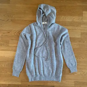 Merinoull hoodie/tröja från Drakenberg! Otroligt skönt material perfekt nu till hösten och vintern! Storlek S passar troligtvis 160-175cm beronde på kroppsformen! Skriv vid minsta lilla funderingar!🐺