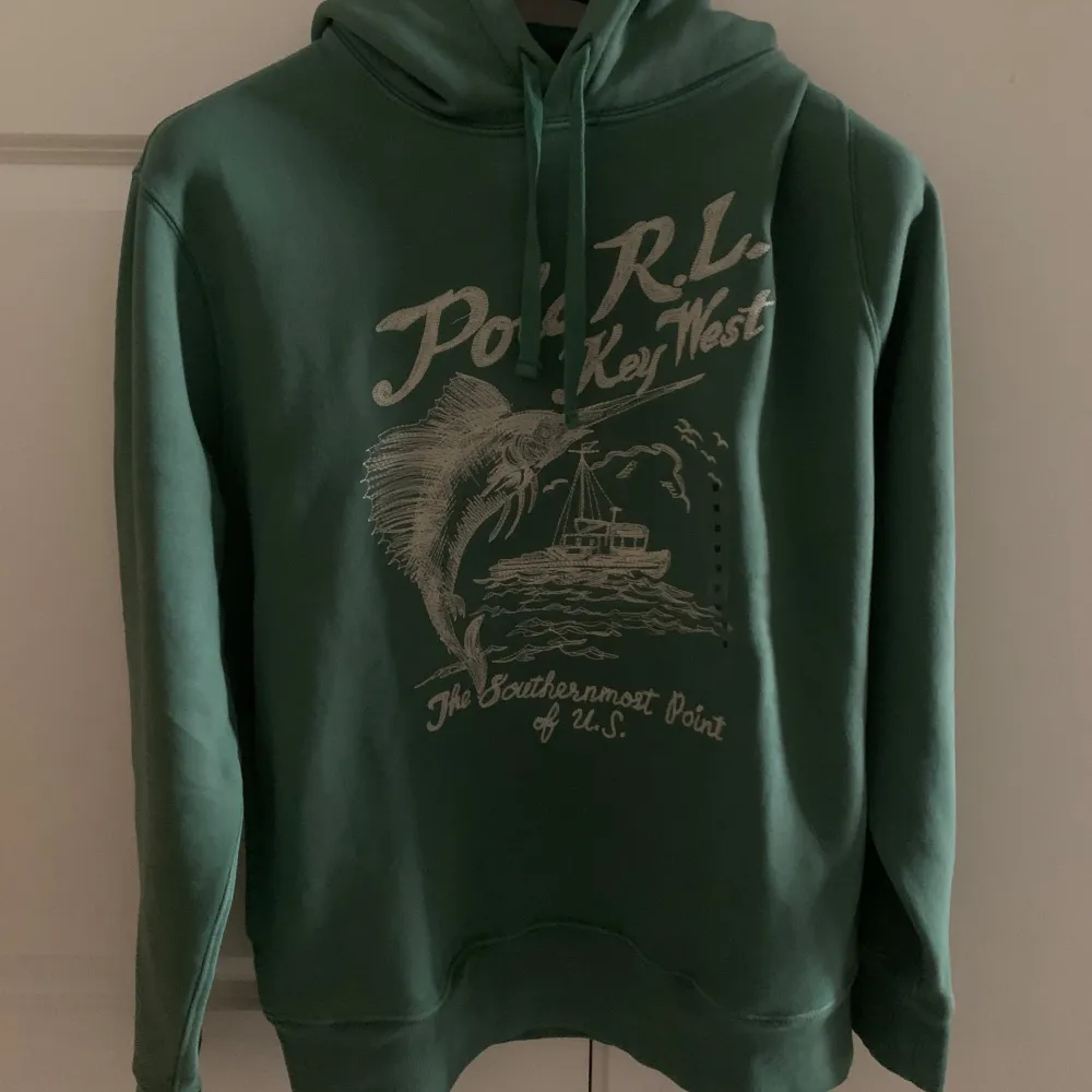 Säljer nu denna gröna hoodie från Ralph Lauren. Den är i storlek M och tags sitter kvar. Priset kan diskuteras vid snabb affär . Hoodies.