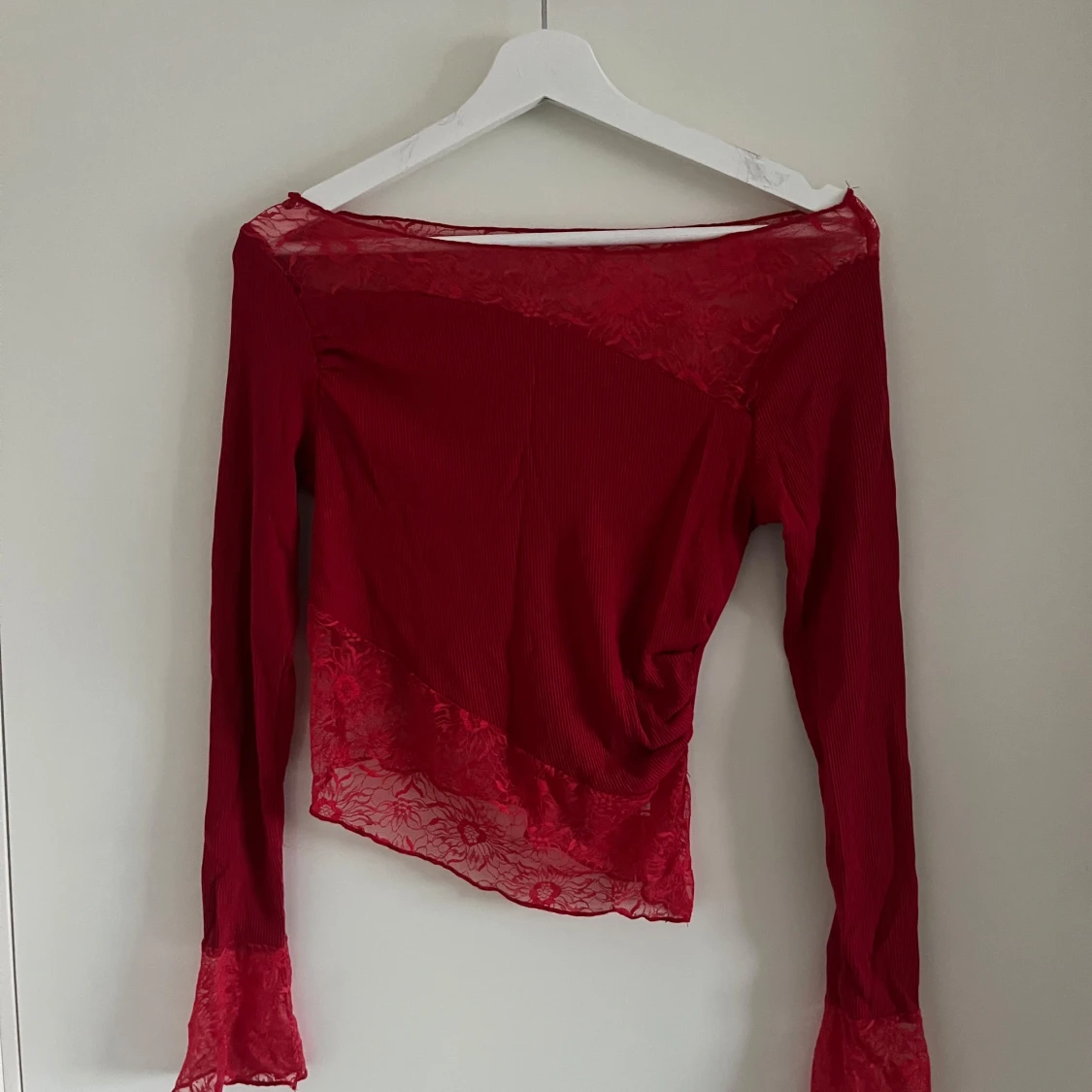 Röd långärmad tröja med spets - 92