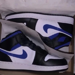 Blåa Jordans  - Säljer nu mina Jordans i fint skick! De är i stl 40, men passar perfekt på mig som har stl 38! 