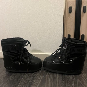 Moon Boot  - Säljer dessa ”MOON BOOT ICON LOW GLANCE” i st 36/38🤎 de har några slitningar där bak som visas på bilderna 