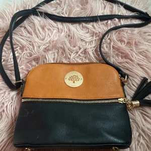 Mulberry väska  - 9/10 skick använd fåtal gånger 5 fack 1 stort och i de stora är de 2 fack utan dragkedja och ett med dragkedja och ett fack på baksidan med dragkedja 🤍