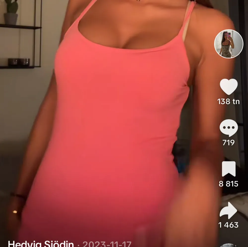 Jättesnygg rosa mini klänning som har stretchat material så passar även S och kanske M🥹🥹💖💖💋. Klänningar.