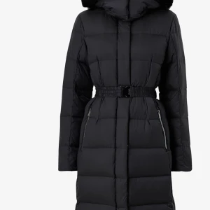 Svart lång pufferjacka från áhkká - Säljer en svart lång pufferjacka från áhkká i storlek 36. Jackan har en stilren design med dragkedja och bälte i midjan för en snygg passform. Perfekt för kalla vinterdagar med sin varma och vadderade stil. Den har långa ärmar och en hög krage för extra skydd mot kylan.