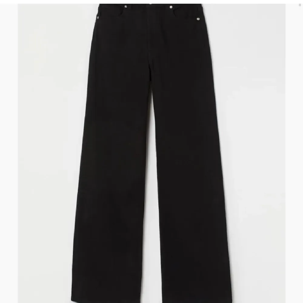 Svarta wide leg jeans från h&m divided. 3 st i storlek 34 och 3 st i storlek 36. Ett par för 120 3 för 345 alla för 675. Vissa är lite urtvättade men annars jättebra skick. Kontakta mig vid fler frågor eller mer bilder. Köparen betalar frakten!. Jeans & Byxor.