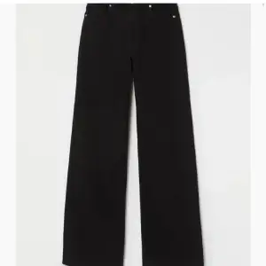 Svarta wide leg jeans från h&m divided. 3 st i storlek 34 och 3 st i storlek 36. Ett par för 120 3 för 345 alla för 675. Vissa är lite urtvättade men annars jättebra skick. Kontakta mig vid fler frågor eller mer bilder. Köparen betalar frakten!