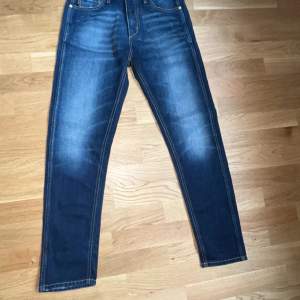 Tjena, säljer nu ett par riktigt feta Jack and Jones jeans skick 9-10 nästan nya storlek 32 passar runt 175-180 rikigt fin färg inga håll eller skador 