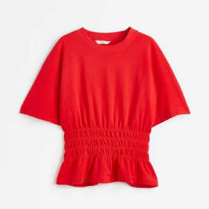 Röd topp med smock - Säljer min jätte söta topp med smock från hm. Super fin till vardag eller finare tillfällen❣️säljer för 250 pågrund av att den är slutsåld på hemsidan! Är i strl xs men passar även S-M💖